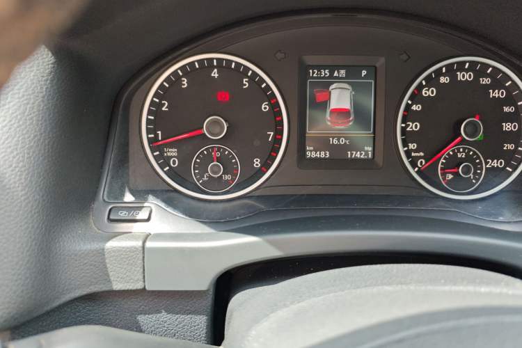 Used Volkswagen Tiguan 2015 1.8TSI Automatic Two-Wheel Drive Luxury Model Odometer Close Up
