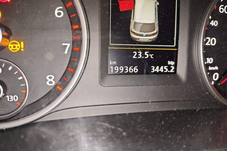 Used Volkswagen Tiguan 2015 1.8TSI Automatic Two-Wheel Drive Luxury Model Odometer Close Up