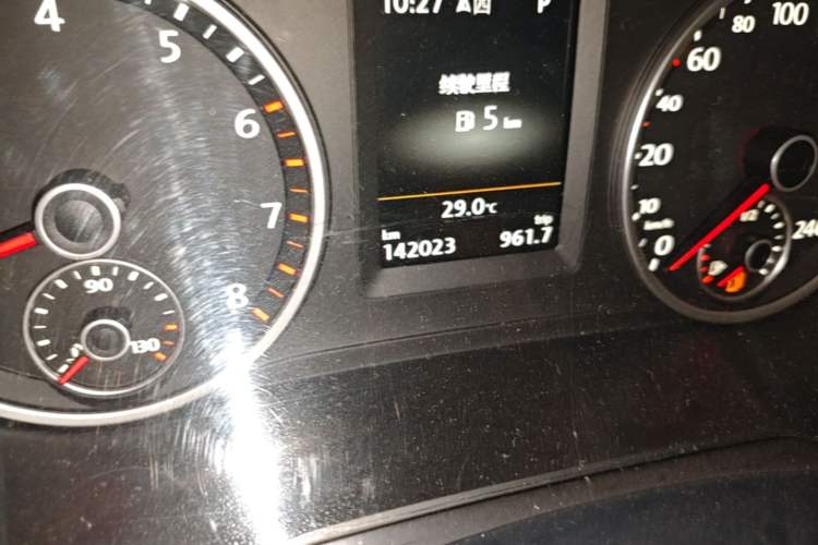 Used Volkswagen Tiguan 2015 1.8TSI Automatic Two-Wheel Drive Luxury Model Odometer Close Up