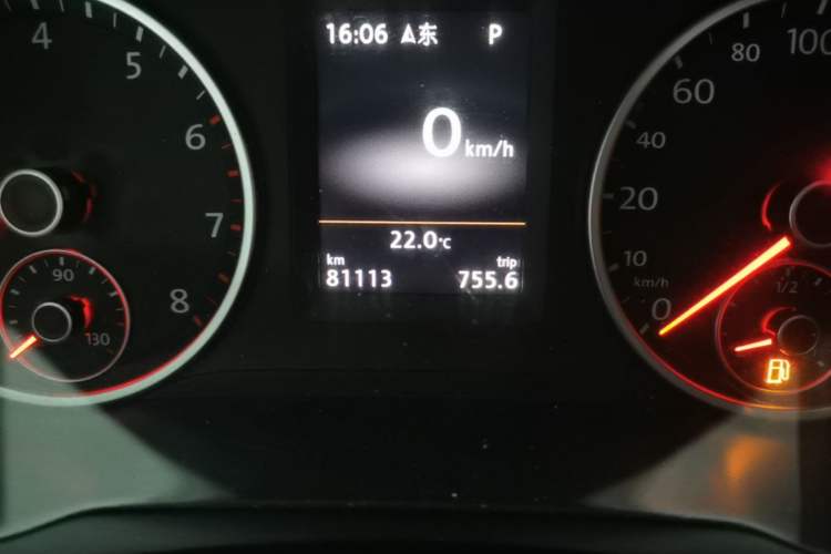Used Volkswagen Tiguan 2015 1.8TSI Automatic Two-Wheel Drive Luxury Model Odometer Close Up
