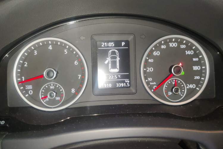 Used Volkswagen Tiguan 2015 1.8TSI Automatic Two-Wheel Drive Comfort Edition Odometer Close Up