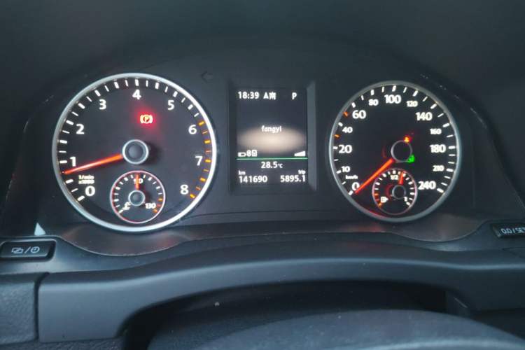 Used Volkswagen Tiguan 2015 1.8TSI Automatic Two-Wheel Drive Luxury Model Odometer Close Up