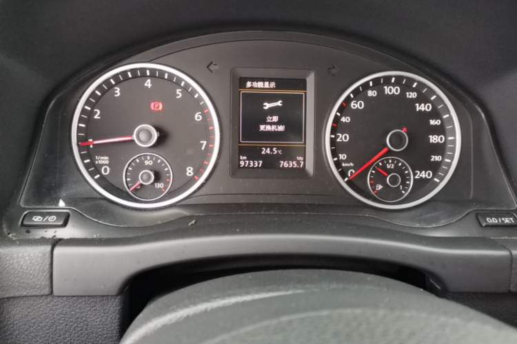 Used Volkswagen Tiguan 2015 1.8TSI Automatic Two-Wheel Drive Luxury Model Odometer Close Up