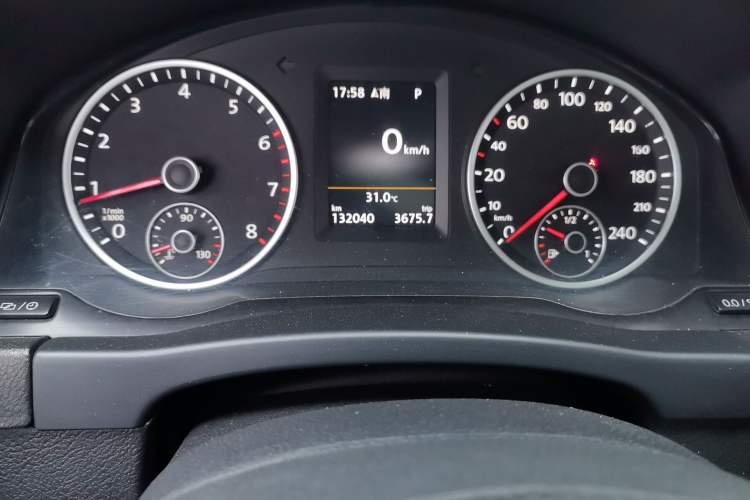 Used Volkswagen Tiguan 2015 1.8TSI Automatic Two-Wheel Drive Luxury Model Odometer Close Up