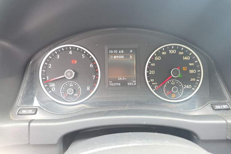 Used Volkswagen Tiguan 2015 1.8TSI Automatic Two-Wheel Drive Luxury Model Odometer Close Up