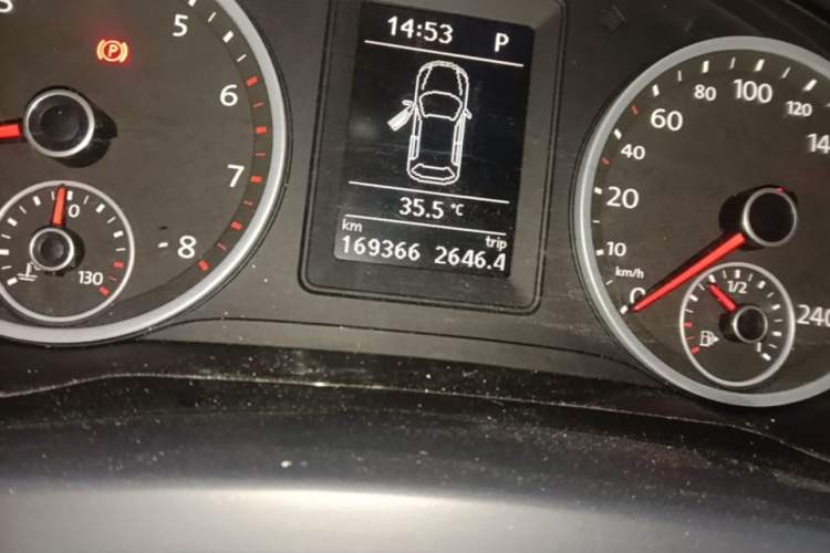 Used Volkswagen Tiguan 2015 1.8TSI Automatic Two-Wheel Drive Trend Edition Odometer Close Up