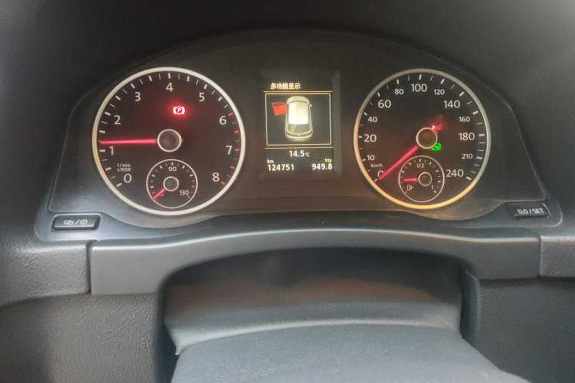 Used Volkswagen Tiguan 2015 2.0 TSI Automatic All-Wheel Drive Flagship Edition Odometer Close Up