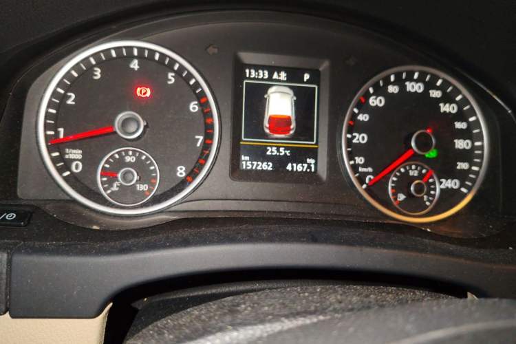 Used Volkswagen Tiguan 2015 1.8TSI Automatic Two-Wheel Drive Luxury Model Odometer Close Up