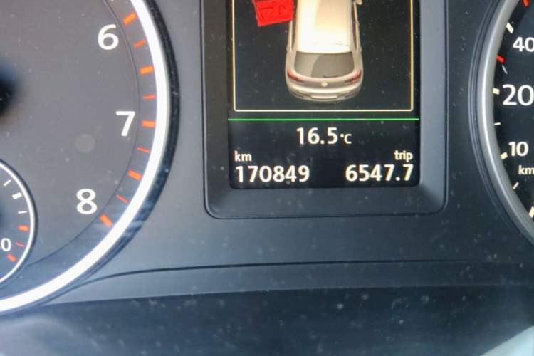 Used Volkswagen Tiguan 2015 1.8TSI Automatic All-Wheel-Drive Luxury Model Odometer Close Up