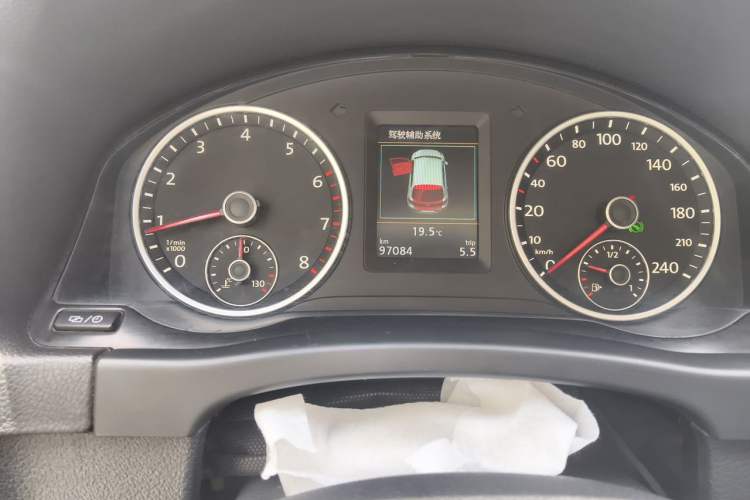 Used Volkswagen Tiguan 2015 1.8TSI Automatic Two-Wheel Drive Luxury Model Odometer Close Up