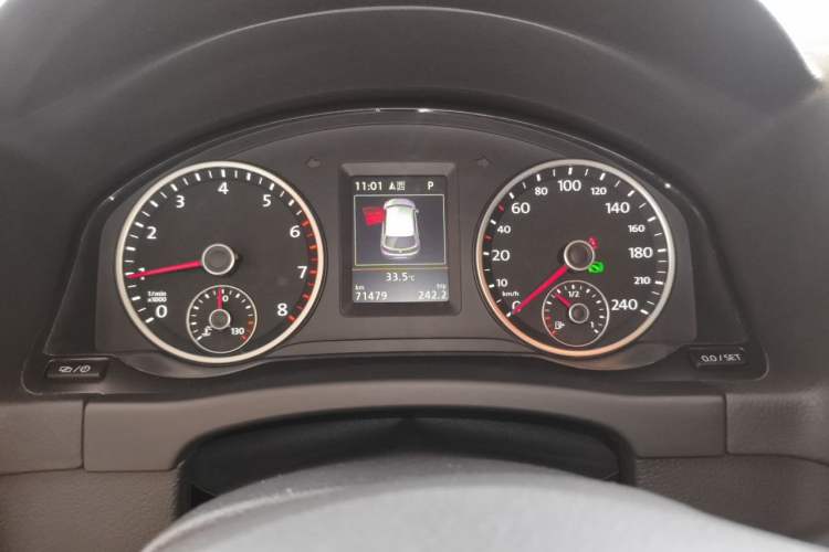 Used Volkswagen Tiguan 2015 2.0 TSI Automatic All-Wheel Drive Flagship Edition Odometer Close Up