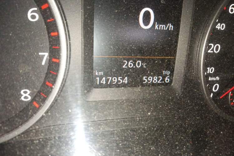 Used Volkswagen Tiguan 2015 1.8TSI Automatic Two-Wheel Drive Luxury Model Odometer Close Up