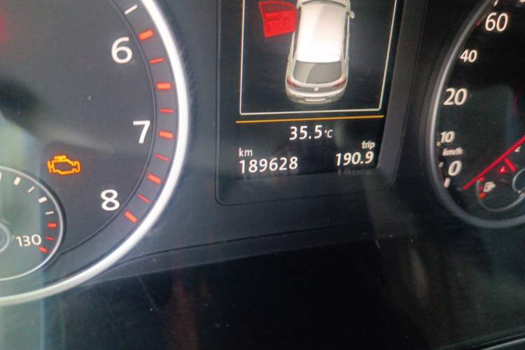 Used Volkswagen Tiguan 2015 1.8TSI Automatic All-Wheel-Drive Luxury Model Odometer Close Up