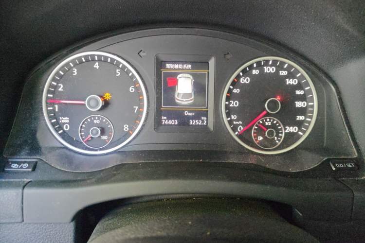 Used Volkswagen Tiguan 2015 1.8TSI Automatic Two-Wheel Drive Luxury Model Odometer Close Up