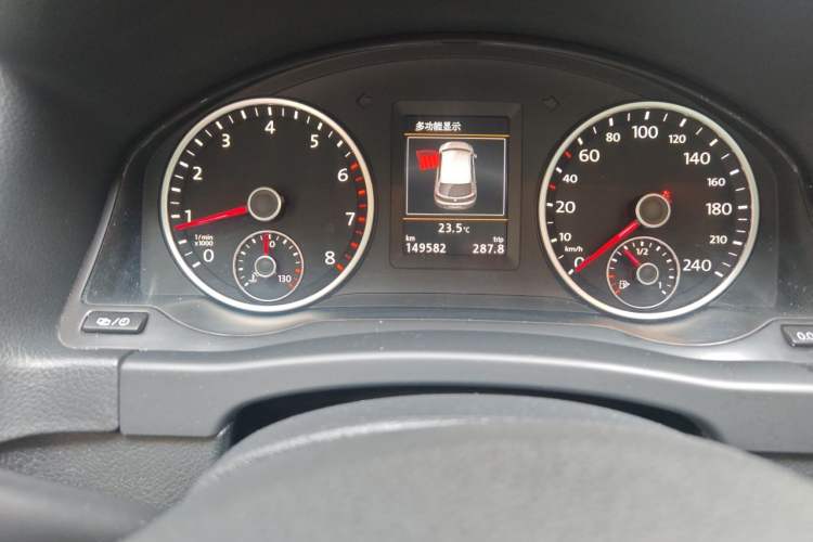 Used Volkswagen Tiguan 2015 1.8TSI Automatic Two-Wheel Drive Luxury Model Odometer Close Up