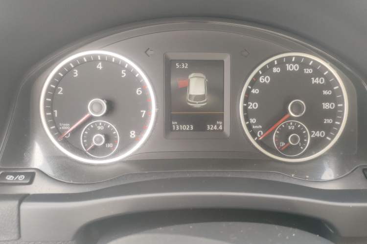 Used Volkswagen Tiguan 2015 2.0 TSI Automatic All-Wheel Drive Flagship Edition Odometer Close Up