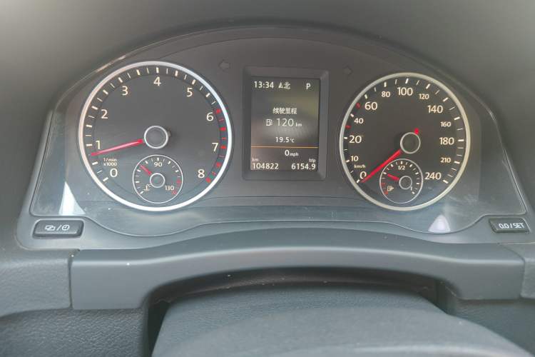 Used Volkswagen Tiguan 2015 1.8TSI Automatic Two-Wheel Drive Luxury Model Odometer Close Up