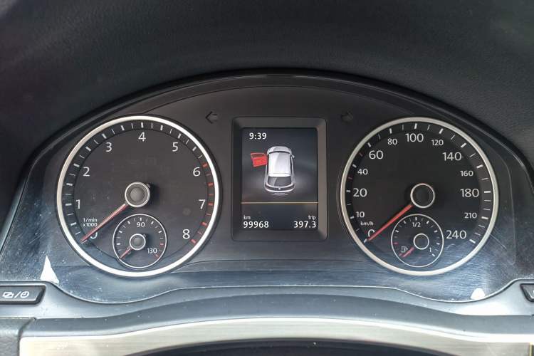 Used Volkswagen Tiguan 2015 1.8TSI Automatic Two-Wheel Drive Luxury Model Odometer Close Up