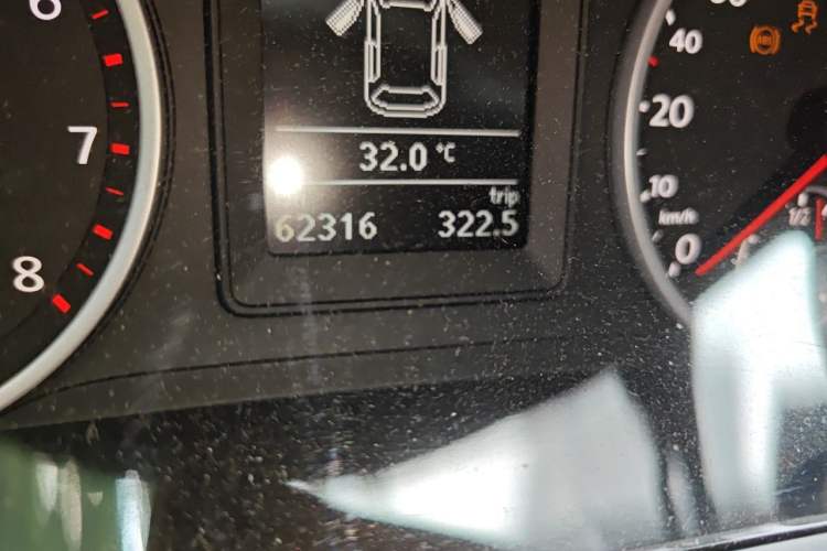Used Volkswagen Tiguan 2015 1.8TSI Automatic Two-Wheel Drive Comfort Edition Odometer Close Up