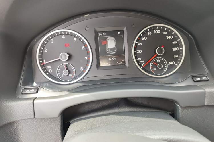 Used Volkswagen Tiguan 2015 1.8TSI Automatic Two-Wheel Drive Luxury Model Odometer Close Up