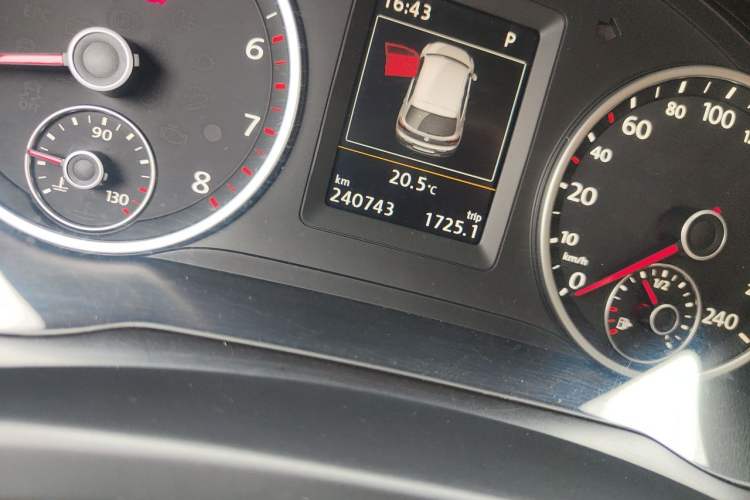 Used Volkswagen Tiguan 2015 1.8TSI Automatic Two-Wheel Drive Luxury Model Odometer Close Up