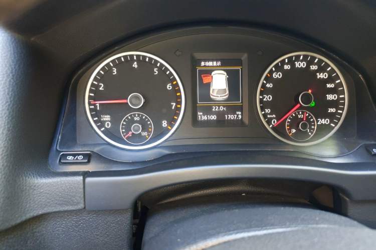 Used Volkswagen Tiguan 2015 2.0 TSI Automatic All-Wheel Drive Luxury Edition Odometer Close Up