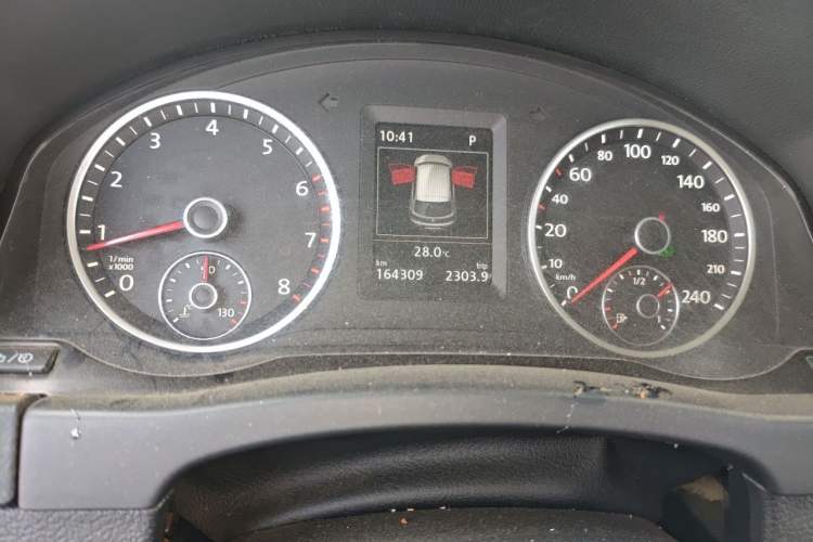 Used Volkswagen Tiguan 2015 1.8TSI Automatic Two-Wheel Drive Luxury Model Odometer Close Up