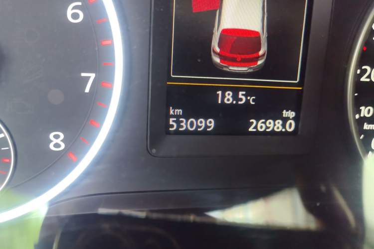 Used Volkswagen Tiguan 2015 1.8TSI Automatic Two-Wheel Drive Luxury Model Odometer Close Up