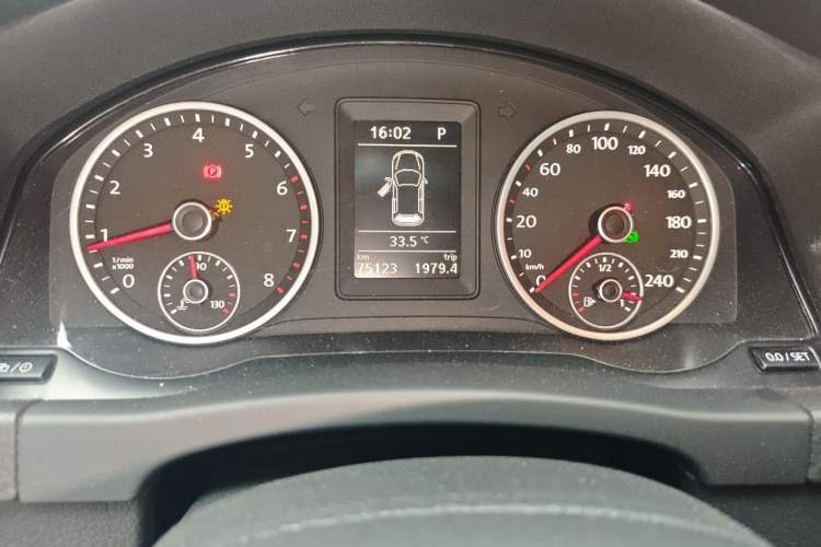 Used Volkswagen Tiguan 2015 1.8TSI Automatic Two-Wheel Drive Trend Edition Odometer Close Up