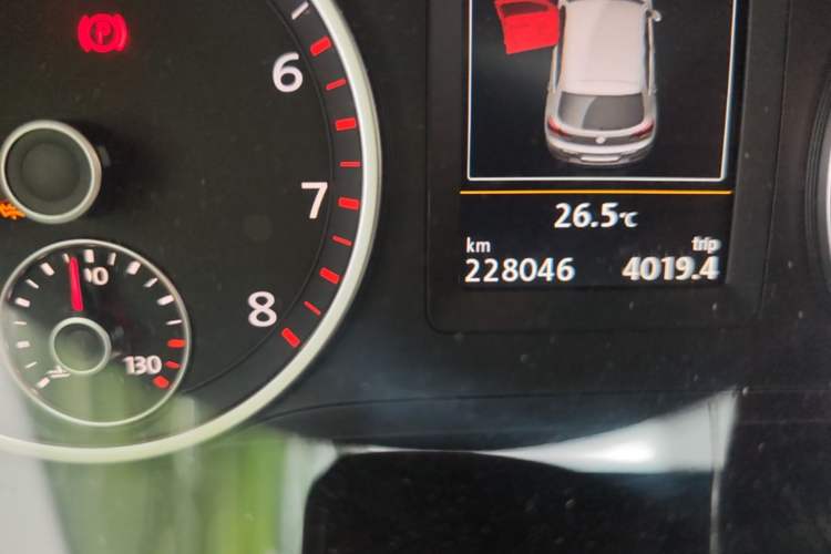 Used Volkswagen Tiguan 2015 1.8TSI Automatic Two-Wheel Drive Luxury Model Odometer Close Up
