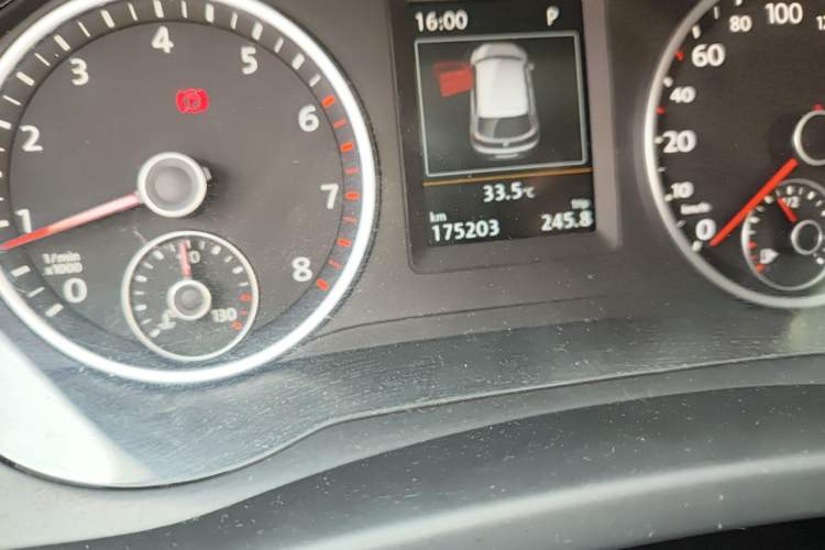 Used Volkswagen Tiguan 2015 1.8TSI Automatic Two-Wheel Drive Luxury Model Odometer Close Up