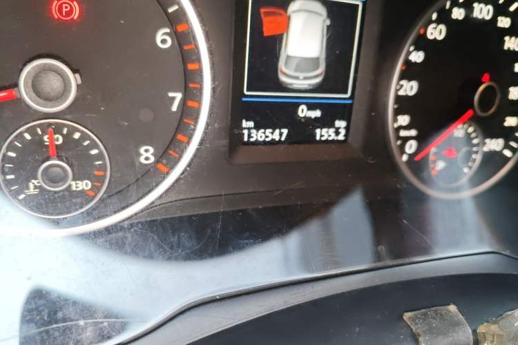 Used Volkswagen Tiguan 2015 1.8TSI Automatic Two-Wheel Drive Luxury Model Odometer Close Up