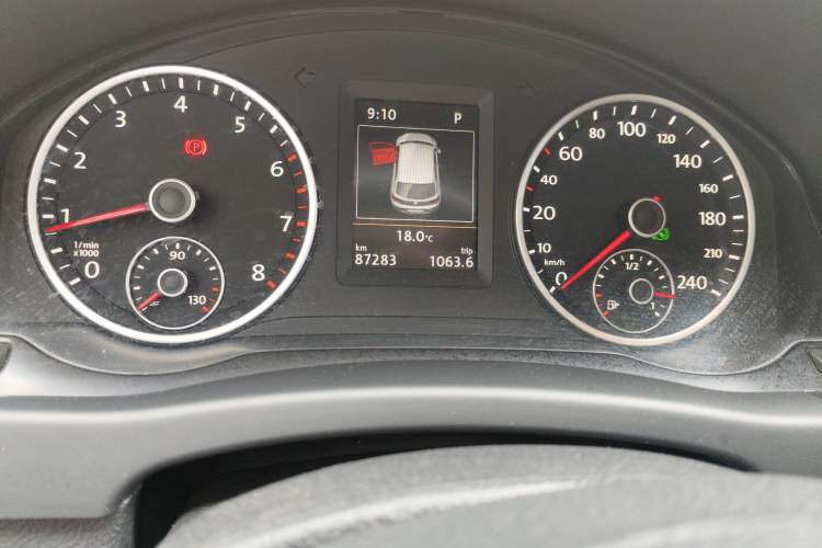 Used Volkswagen Tiguan 2015 1.8TSI Automatic Two-Wheel Drive Luxury Model Odometer Close Up