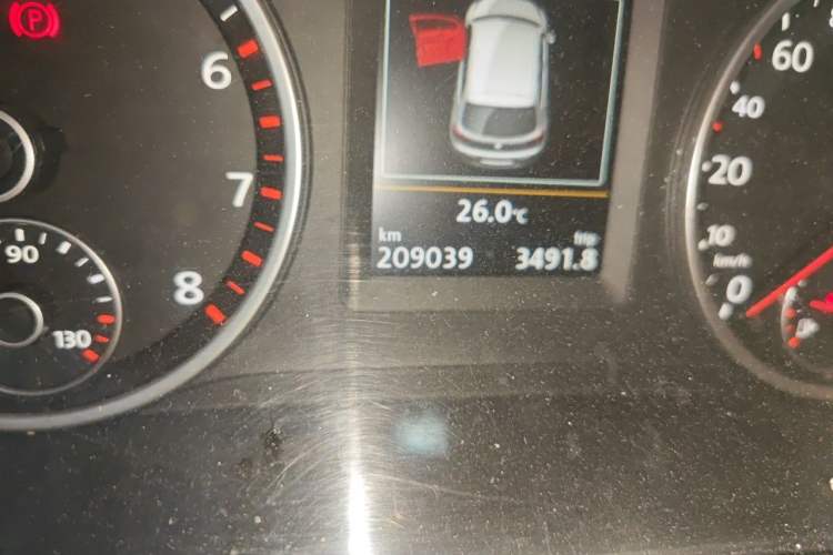 Used Volkswagen Tiguan 2015 1.8TSI Automatic All-Wheel-Drive Luxury Model Odometer Close Up