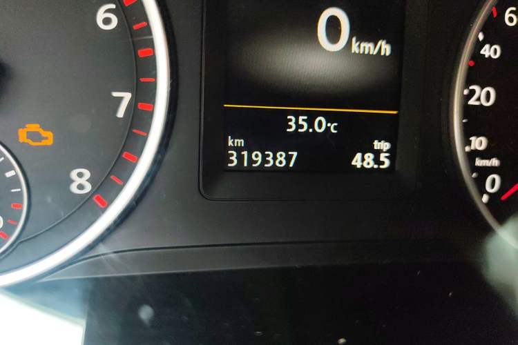 Used Volkswagen Tiguan 2015 1.8TSI Automatic Two-Wheel Drive Luxury Model Odometer Close Up