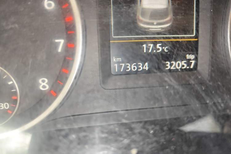 Used Volkswagen Tiguan 2015 1.8TSI Automatic All-Wheel-Drive Luxury Model Odometer Close Up