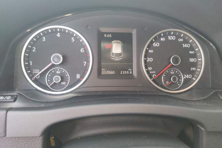 Used Volkswagen Tiguan 2015 1.8TSI Automatic Two-Wheel Drive Luxury Model Odometer Close Up