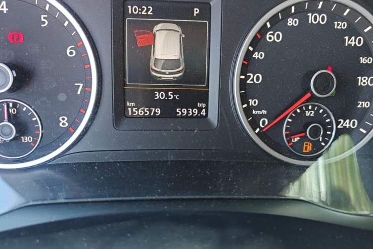 Used Volkswagen Tiguan 2015 1.8TSI Automatic Two-Wheel Drive Luxury Model Odometer Close Up
