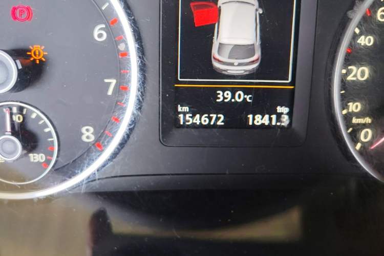 Used Volkswagen Tiguan 2015 1.8TSI Automatic Two-Wheel Drive Luxury Model Odometer Close Up