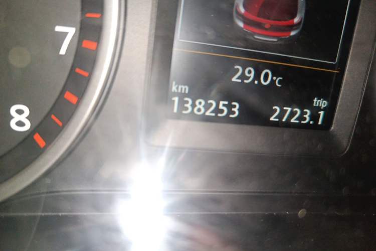 Used Volkswagen Tiguan 2015 1.8TSI Automatic Two-Wheel Drive Luxury Model Odometer Close Up