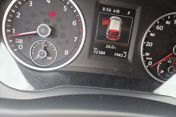 Used Volkswagen Tiguan 2015 1.8TSI Automatic Two-Wheel Drive Luxury Model Odometer Close Up