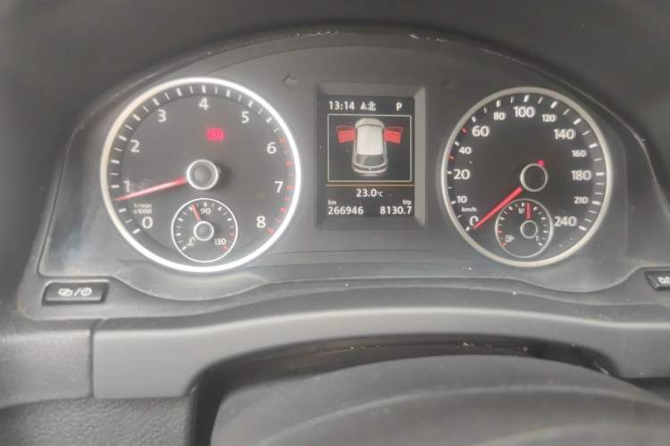 Used Volkswagen Tiguan 2015 1.8TSI Automatic Two-Wheel Drive Luxury Model Odometer Close Up
