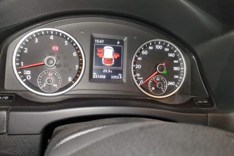 Used Volkswagen Tiguan 2015 1.8TSI Automatic Two-Wheel Drive Luxury Model Odometer Close Up