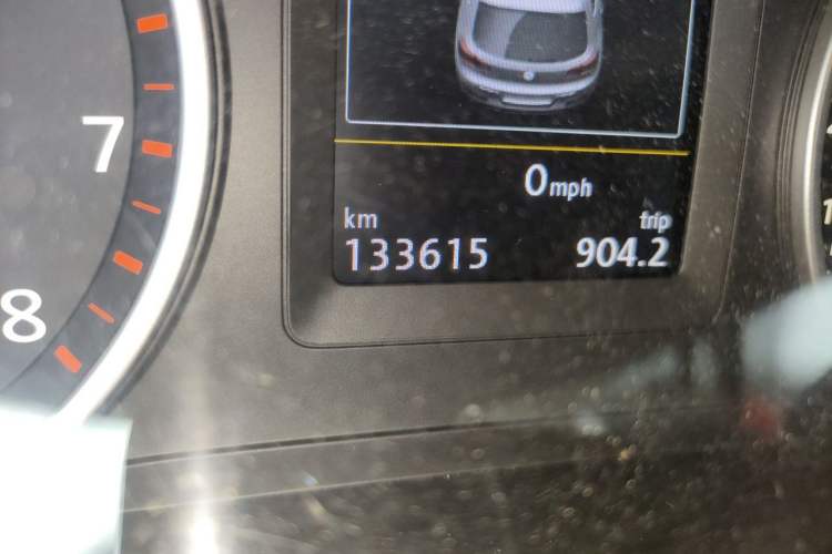 Used Volkswagen Tiguan 2015 1.8TSI Automatic Two-Wheel Drive Luxury Model Odometer Close Up