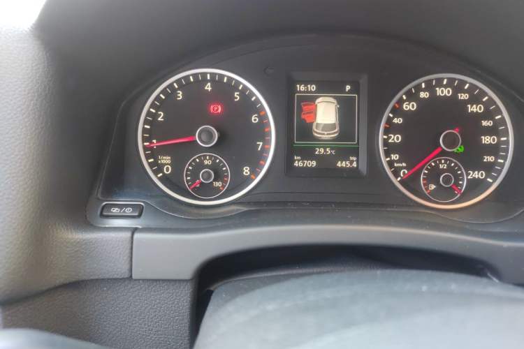 Used Volkswagen Tiguan 2015 2.0 TSI Automatic All-Wheel Drive Flagship Edition Odometer Close Up