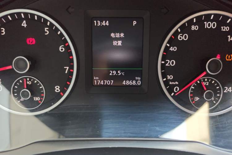 Used Volkswagen Tiguan 2015 1.8TSI Automatic Two-Wheel Drive Luxury Model Odometer Close Up