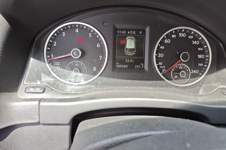Used Volkswagen Tiguan 2015 1.8TSI Automatic Two-Wheel Drive Luxury Model Odometer Close Up
