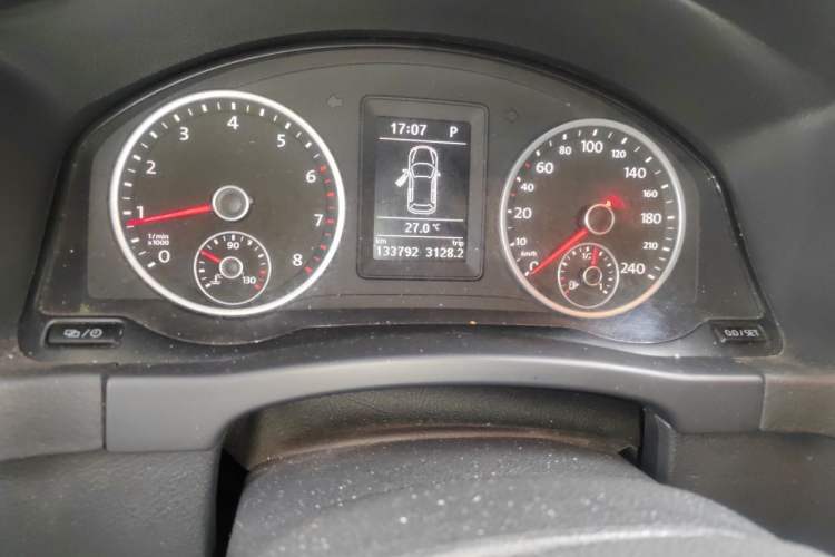 Used Volkswagen Tiguan 2015 1.8TSI Automatic Two-Wheel Drive Trend Edition Odometer Close Up