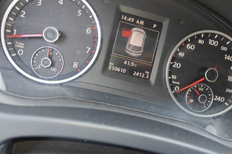 Used Volkswagen Tiguan 2015 1.8TSI Automatic Two-Wheel Drive Luxury Model Odometer Close Up