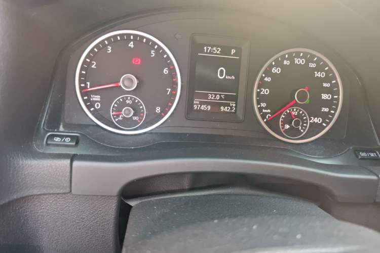 Used Volkswagen Tiguan 2015 1.8TSI Automatic Two-Wheel Drive Comfort Edition Odometer Close Up